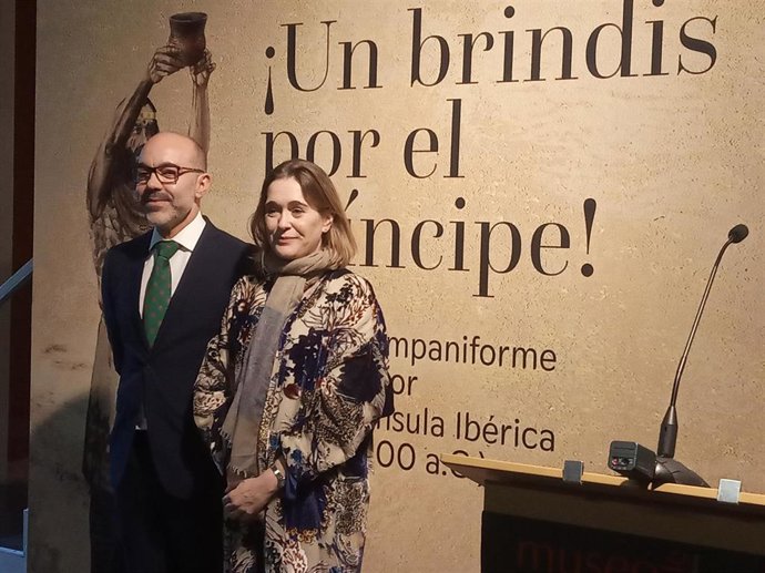 El consejero de Cultura y Turismo de la Junta de Castilla y León, Javier Ortega, y la consejera de Cultura y Turismo de la Comunidad de Madrid, Marta Rivera, en la presentación de la exposición '¡Un brindis por el príncipe!'.
