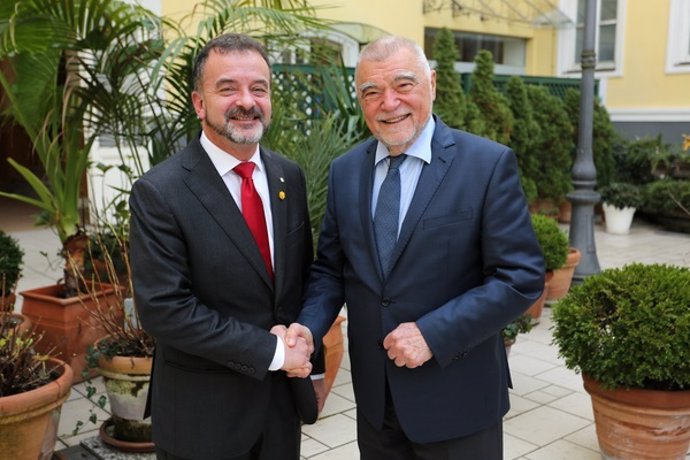 El conseller d'Acció Exterior, Alfred Bosch, amb l'expresident de Crocia, Stjepan Mesi?