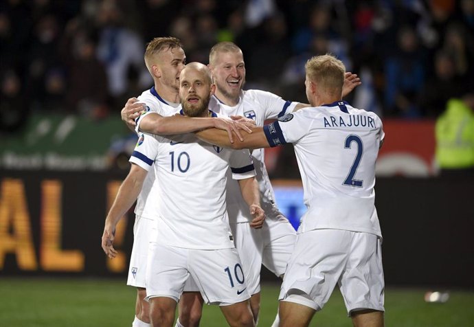 Teemu Pukki celebra con sus compañeros un gol de la selección finlandesa.