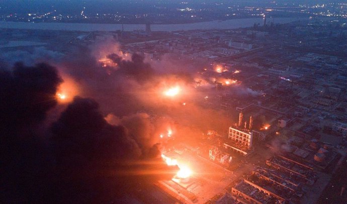 Imágenes de las llamas tras la explosión de una fábrica de pesticidas en la provincia de Jiangsu, en China