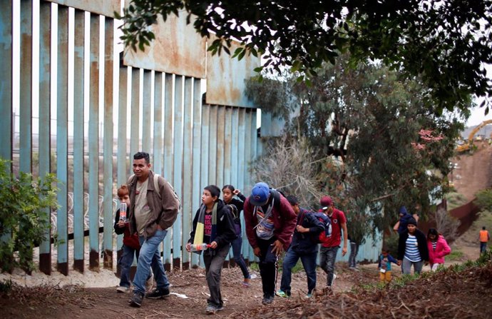 Migrantes hondureños de la caravana centroamericana en Tijuana