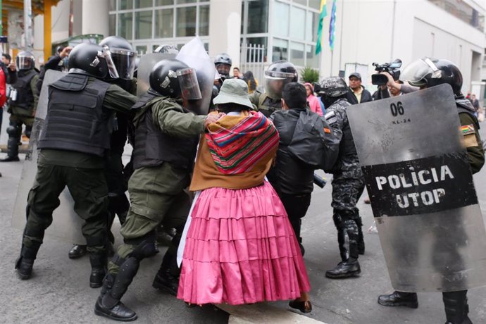 Enfrentamientos entre manifestantes a favor del expresidente de Bolivia, Evo Morales, y la Policía del país en La Paz. 