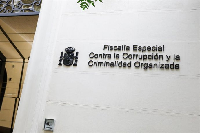 Puerta principal del edificio de la Fiscalía Anticorrupción en la Calle Manuel Silvela, N4 de Madrid.