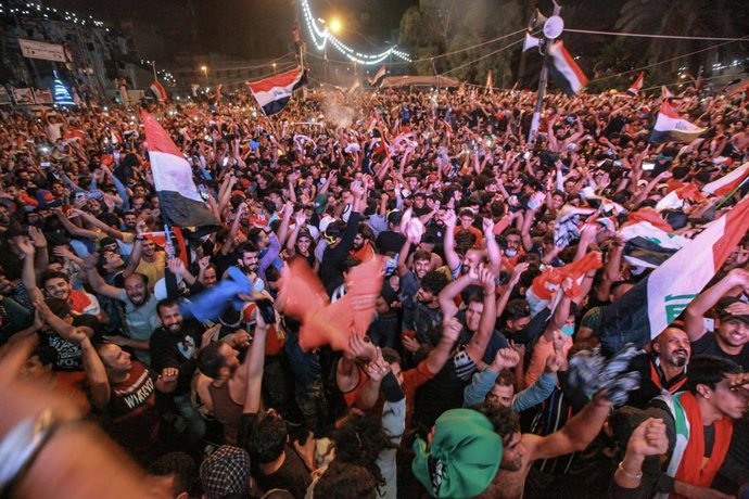 14 November 2019, Iraq, Baghdad: Iraqi protesters celebrate at Tahrir square after their national soccer team's 2-1 victory over Iran in the AFC 2022 FIFA World Cup qualifiers. Photo: Ameer Al Mohammedaw/dpa