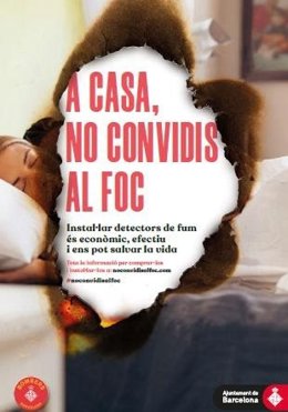 Cartel de la campaña 'En casa, no invites al fuego' (2019) de Bomberos de Barcelona para promover los detectores de humos en las viviendas