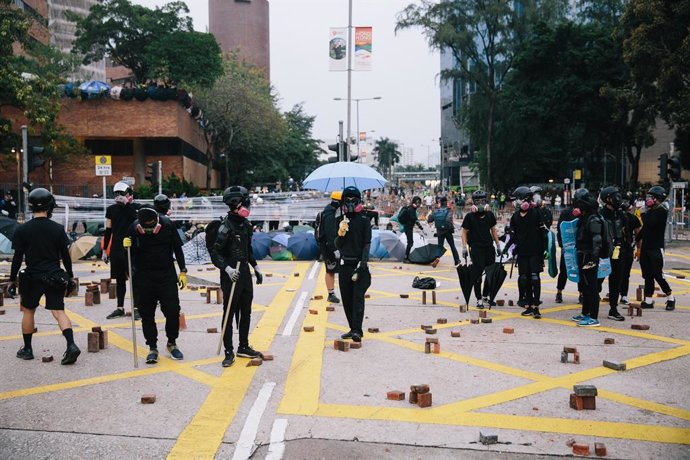 China.- Militares chinos se unen a residentes de Hong Kong para quitar las barri
