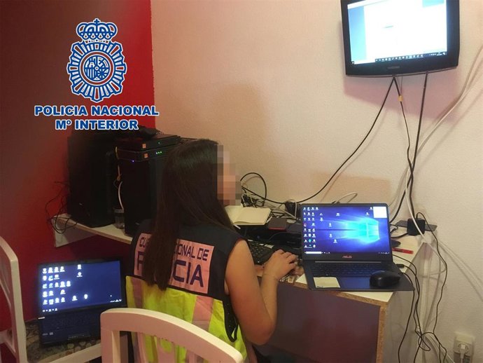 Una agente en uno de los registros practicados