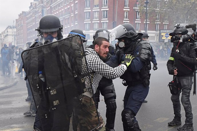 Francia.- Enfrentamientos en París durante el primer aniversario de las protesta