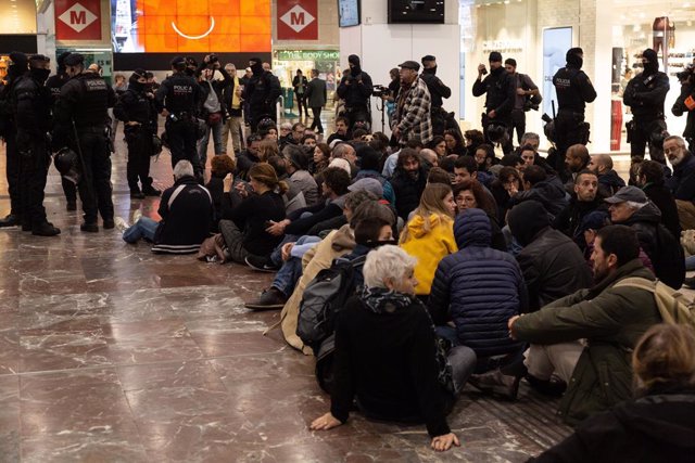 100 concentrats a  l'estació de tren Barcelona Sants convocats pels CDR i envoltats per Mossos d'Esquadra i Policia Nacional el 16 de novembre del 2019.
