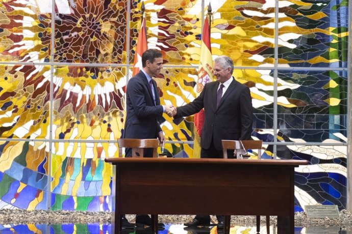 El presidente del Gobierno, Pedro Sánchez, y el presidente de Cuba, Miguel Díaz-Canel, se dan la mano  
