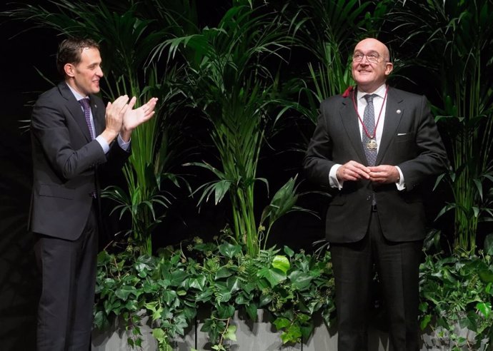 El presidente de la Diputación de Valladolid, Conrado Íscar, entrega la Medalla de Oro de la provincia a su antecesor en el cargo y actual consejero de Agricultura, Ganadería y Desarrollo Rural, Jesús Julio Carnero.