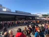 Desallotgen els 100 activistes de Barcelona Sants i 800 persones es concentren fora de l'estació