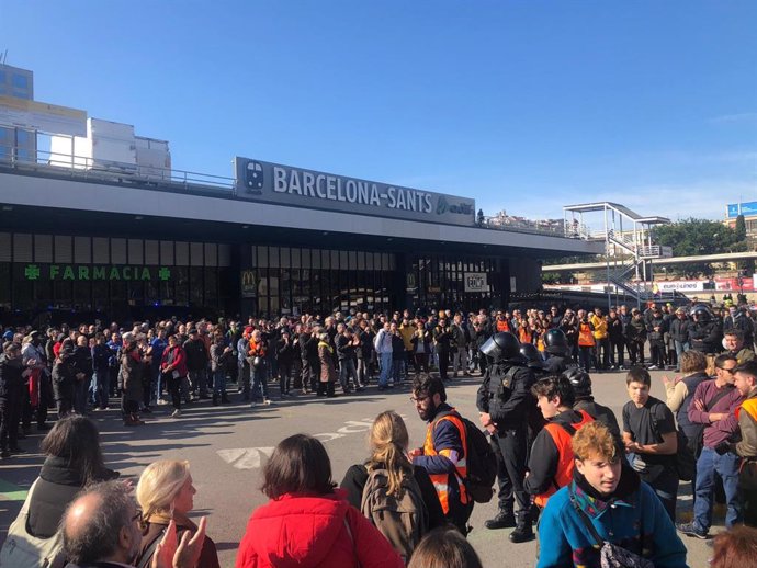 800 concentrats davant l'estació de tren Barcelona Sants convocats pels CDR el 16 de novembre del 2019.