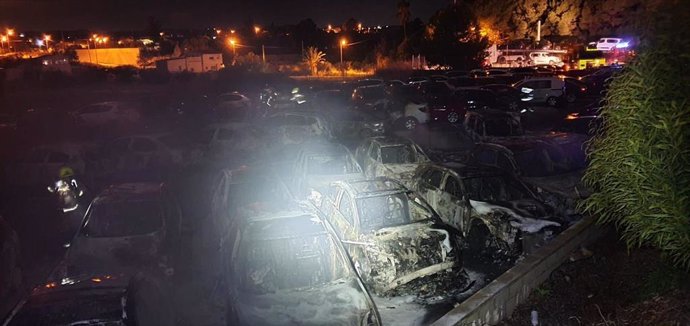 Incendio en una carpa de coches de Alicante