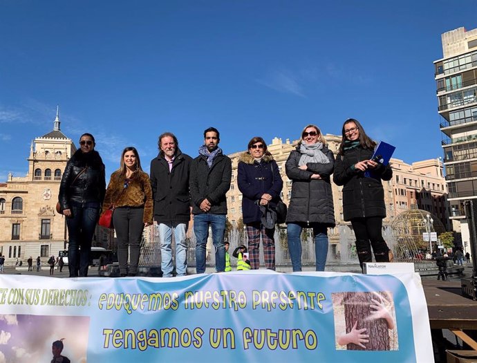 Representantes de la Federación Don Bosco y el Consejo de la Juventud de CyL, junto a la concejal de Educación, Victoria Soto, y la consejera de Familia, Isable Blanco, en el encuentro 'Comprométete con tus derechos', en Valladolid.