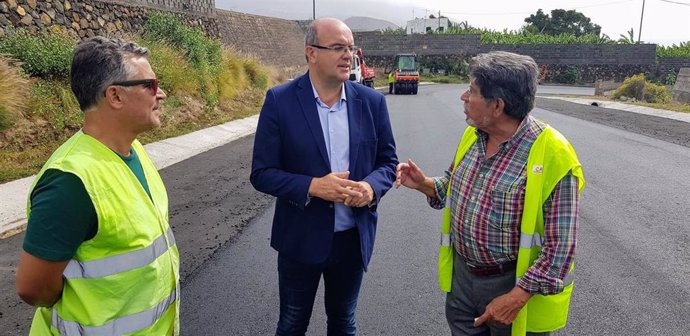 El vicepresidente del Cabildo de La Palma, Anselmo Pestana, visita Las obras de repavimentación de la carretera entre el cruce de Argual y el barranco de Las Angustias