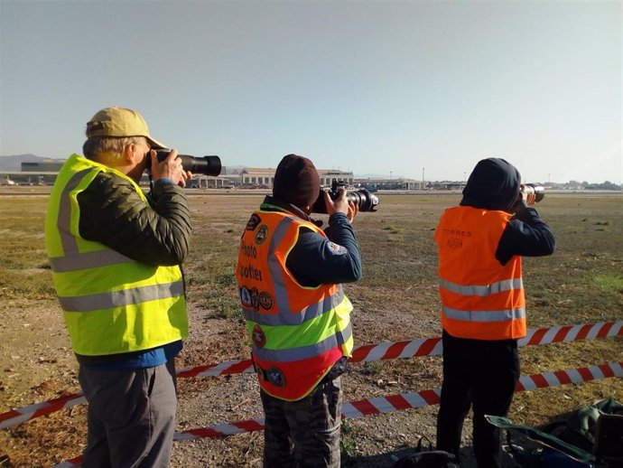 Aficionados a la fotografía aeronáutica en el aeropuerto de Málaga.