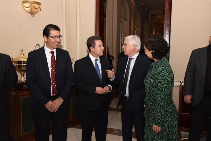 El presidente de C-LM, Emiliano García-Page, en el acto de ingreso del ex presidente de la Comunidad Autónoma, José María Barreda, en el Instituto de Estudios Manchegos