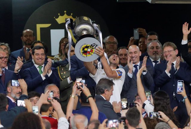 Dani Parejo levanta el trofeo de campeón en la Copa del Rey 2018/19.