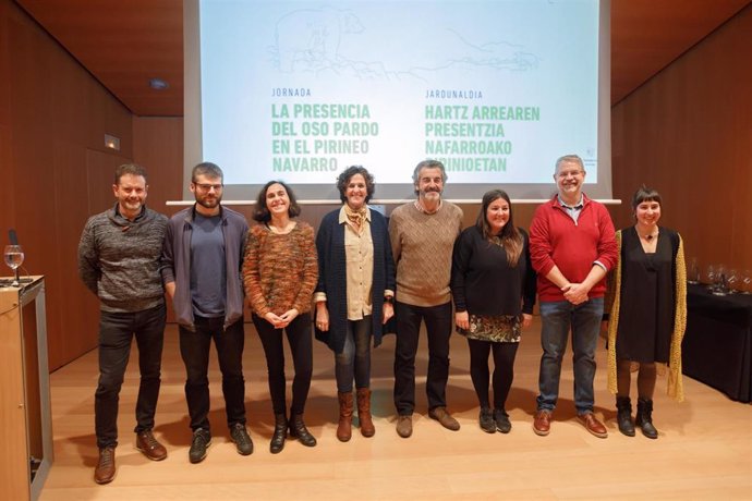 Itziar Gómez con los expertos que intervienen en la jornada 'La presencia del oso pardo en el Pirineo navarro'