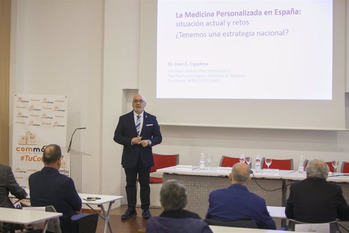 Juan Cruz Cigudosa durante su intervención en la apertura del curso académico del Colegio Oficial de Médicos de Málaga
