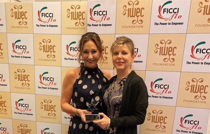 Arancha Manzanares (vicepresidenta de Ayesa) muestra su premio IWEC 2019 con Mar Santana (directiva en CaixaBank y consejera de IWEC) en los IWEC Awards en Nueva Delhi (India) en noviembre de 2019