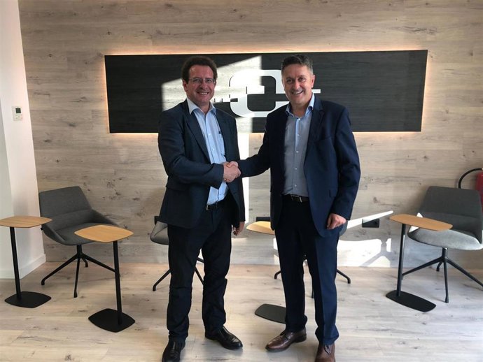 Antonio Tomás, fundador y administrador de VI3 Informática, y Josep Obiols, ceo de Control Group, tras cerrar el acuerdo de compra por parte de esta última, en noviembre de 2019