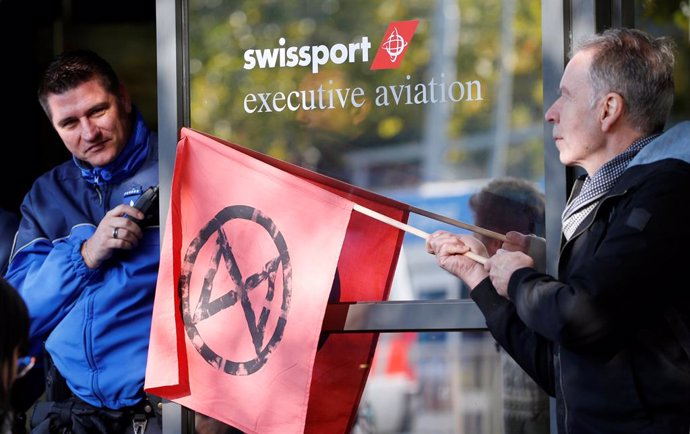 Suiza.- Ecologistas bloquean la terminal de aviones privados del aeropuerto de G