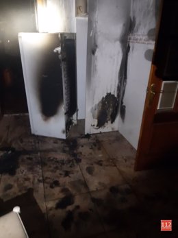 Daños que causó un incendio en una cocina de un adosado de San Felices de Buelna