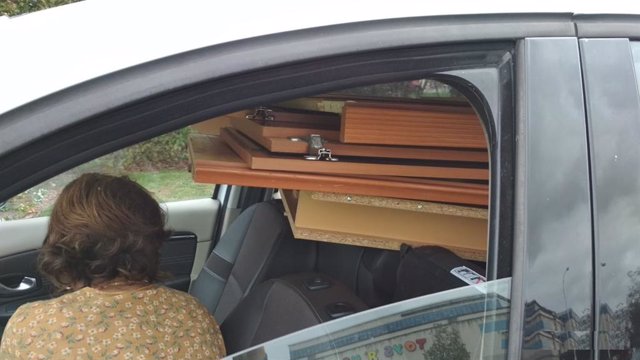 Una conductora es interceptada transportando muebles en un turismo