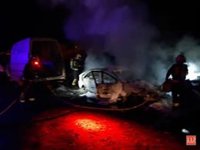 Dos coches calcinados en un incendio en un desguace de Castañeda