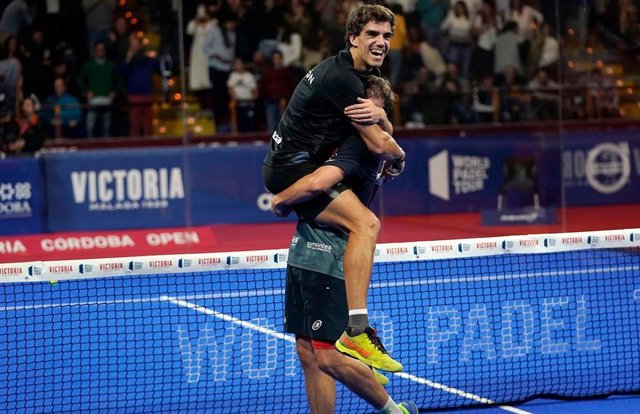 Paquito Navarro y Juan Lebrón celebran una victoria.