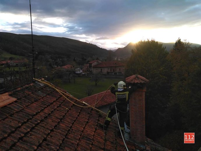 Bomberos del 112 atendiendo el incendio de una chimenea en una casa de Mazcuerras