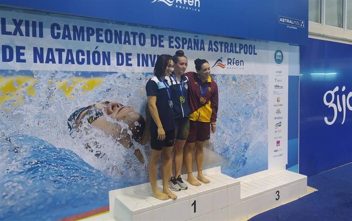 Paula Juste, África Zamorano y Evelyne Álvarez, en el podio.