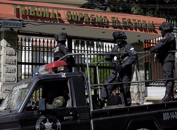 Policías desplegados frente al Tribunal Supremo Electoral de Bolivia (Imagen de archivo)