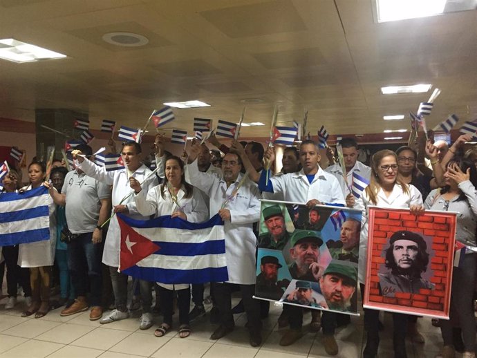 Un primer grupo de 224 médicos regresa de Bolivia a Cuba.