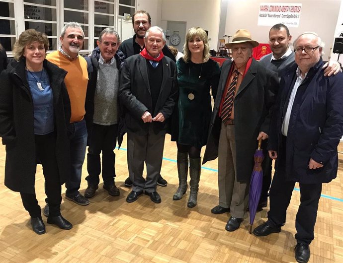 Ana Ollo (centro) con los organizadores de la XXXII edición de la Semana Cultural de Navarra en Paris