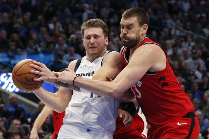 Luka Doncic y Marc Gasol en el partido NBA entre Toronto Raptors y Dallas Mavericks