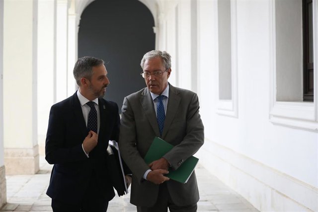 Los consejeros de Hacienda, Juan Bravo, y de Economía, Rogelio Velasco, antes de la rueda de prensa de presentación del proyecto de Presupuestos de 2020, hoy en el Palacio de San Telmo.