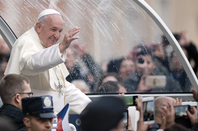 El Papa Francisco dirigiéndose a la Plaza de San Pedro del Vaticano