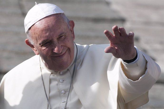 El Papa come con 1.500 pobres en el Vaticano