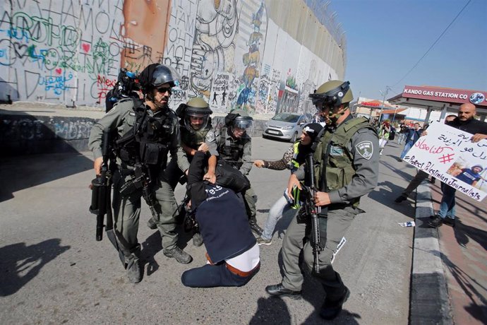 Policías israelíles detienen a un periodista durante una protesta en Belén