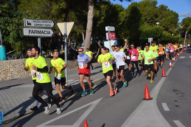 Más de 1.300 corredores han participado este domingo en la 'Cursa Bombers de Mallorca'