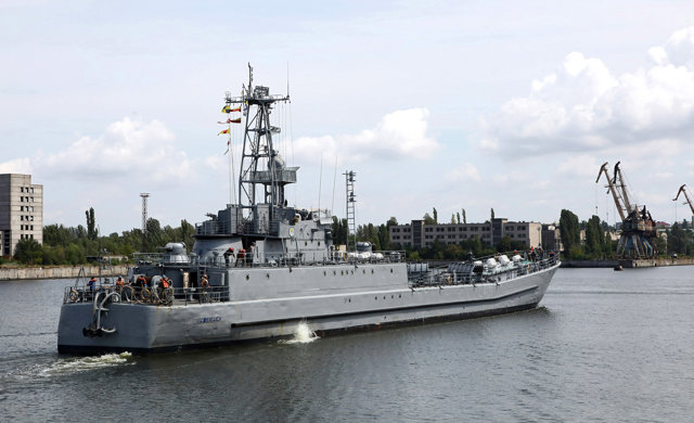 07 August 2019, Ukraine, Mykolaiv: The Yurii Olefirenko landing ship of the Ukrainian Navy heads for the Mykolaiv Shipyard State Enterprise. The vessel is due to undergo repairs. Photo: -/Ukrinform/dpa