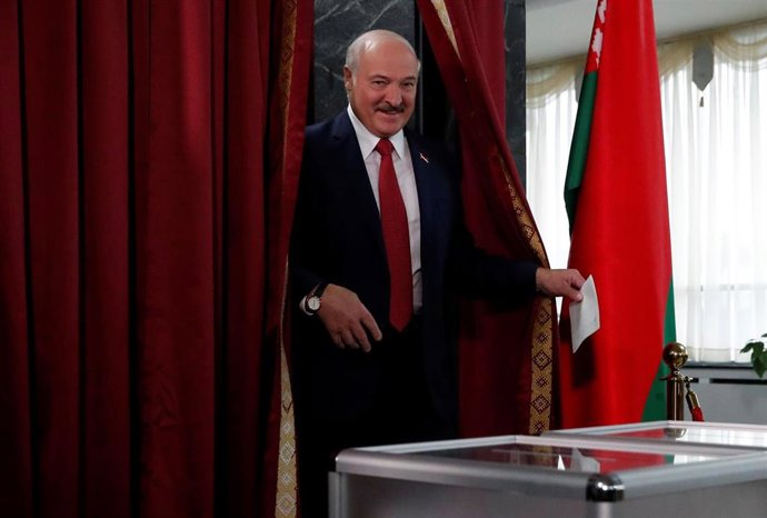 Aleksandr Lukashenko vota en las elecciones parlamentarias de Bielorrusia