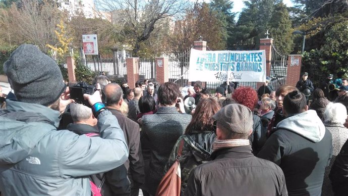 Vecinos de Hortaleza junto a Hogar Social se manifiestan con la pancarta "Fuera delincuentes de nuestros barrios".