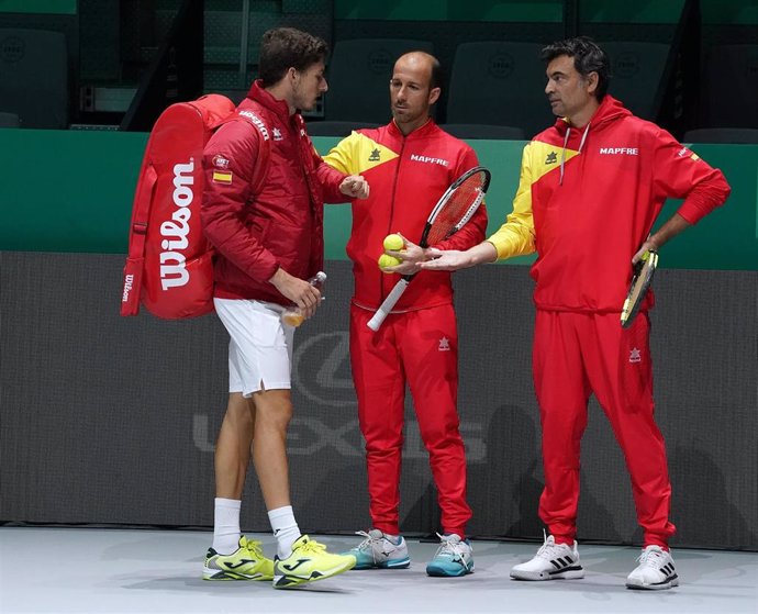 Sergi Bruguera charla con Pablo Carreño durante un entrenamiento previo a las Finales de la Copa Davis