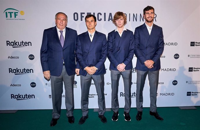 Shamil Tarpischev (izda) junto a Evgeny Donskoy, Andrey Rublev y Karen Kachanov antes de la cena oficial de las Finales de Madrid de la Copa Davis