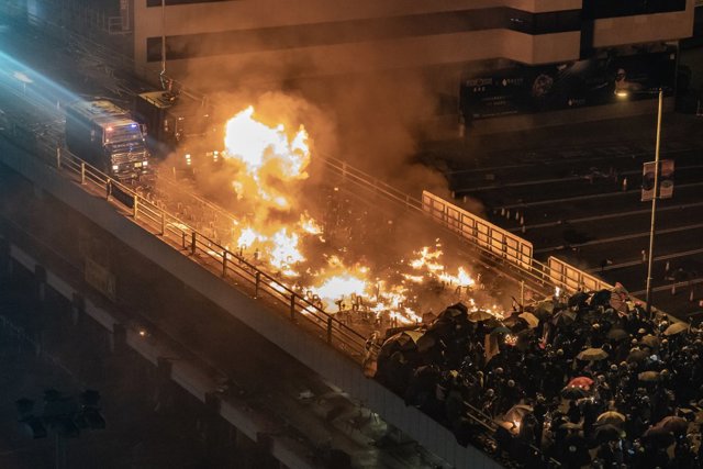 Manifestantes prenden el acceso a la universidad Politécnica de Hong Kong