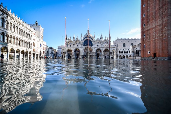 dpatop - 14 November 2019, Italy, Venice: St. Mark's Square is seen surrounded by floods after the highest tide in 50 years ripped through the historic city. Photo: Claudio Furlan/LaPresse via ZUMA Press/dpa